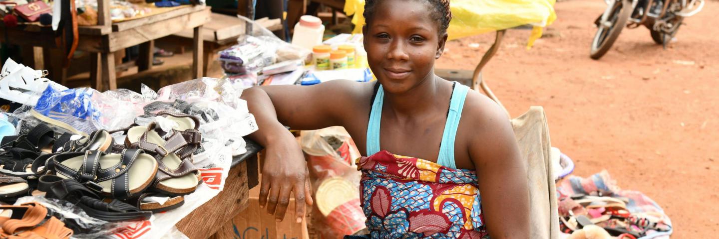 Une jeune bénéficiaire dans un marché de sa communauté
