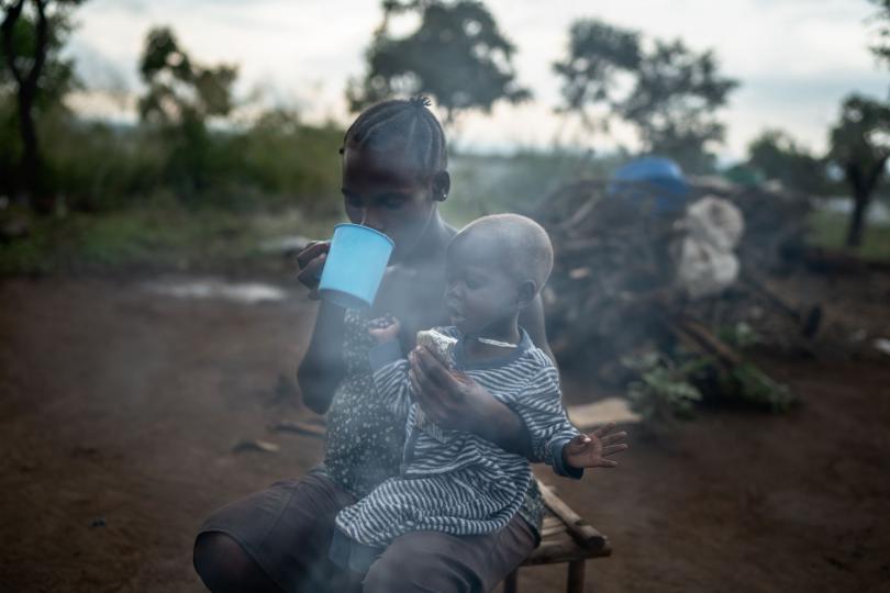 Joanne and Phoebe drink the porridge and peanut paste. Frederik Lerneryd / Save the Children