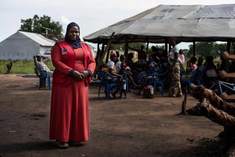 Sauda outside the clinic. Frederik Lerneryd / Save the Children