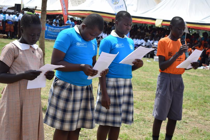 Children read the petition. Immaculate Nalubyayi /Save the Children