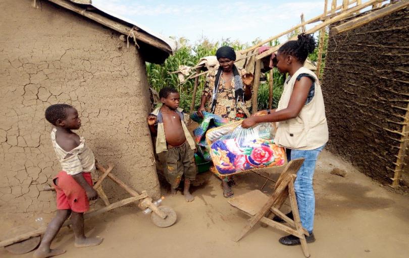 Save the Children's team distributes bedding, food and other essentials. Eric Monday / Save the Children