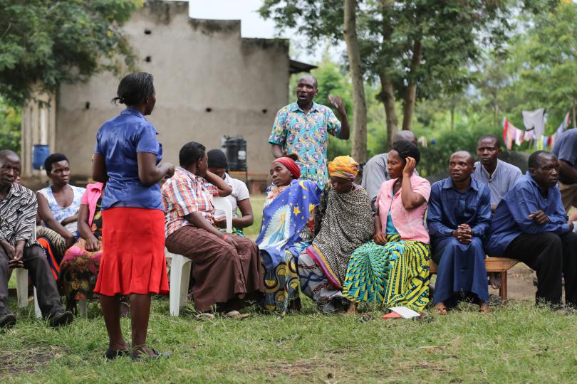 Villagers in Kyempara ask questions about Ebola. Alun McDonald / Save the Children