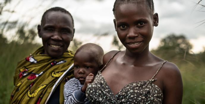 Joanne and a healthy Phoebe, with their grandmother. Frederik Lerneryd / Save the Children