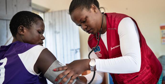 Clinical officer Agnes at work in northern Uganda. Frederik Lerneryd / Save the Children