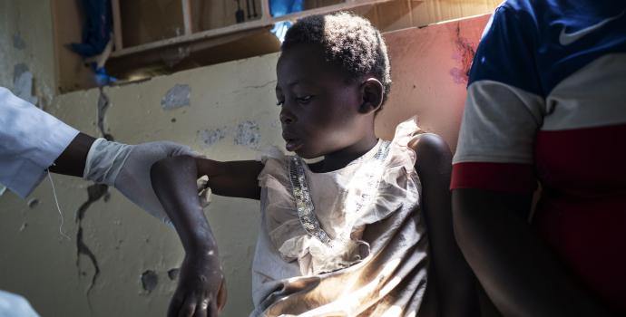 6 year old Nabulungi gets treatment for her gunshot wound. Frederik Lerneryd / Save the Children