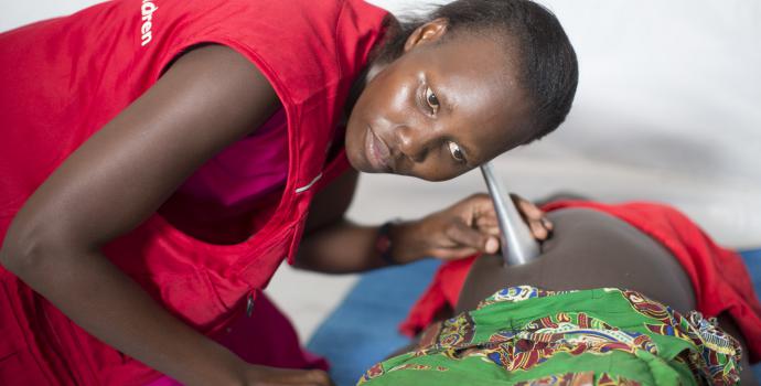 A midwife in Uganda. Guilhem Alandry/Save the Children