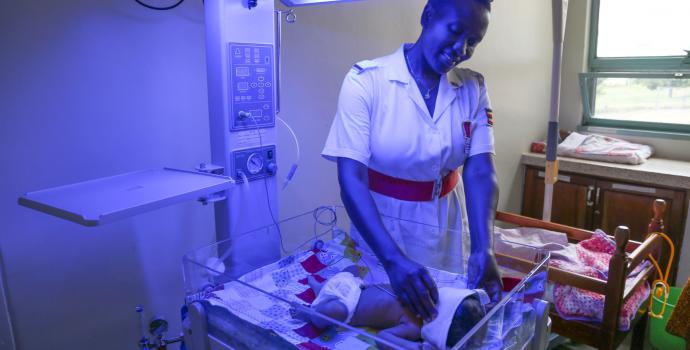 Midwife Eva caring for a newborn baby in central Uganda. Alun McDonald / Save the Children