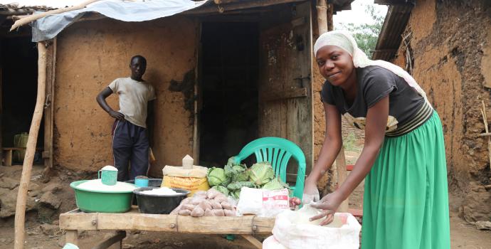 Lilian at work in the market. Alun McDonald / Save the Children