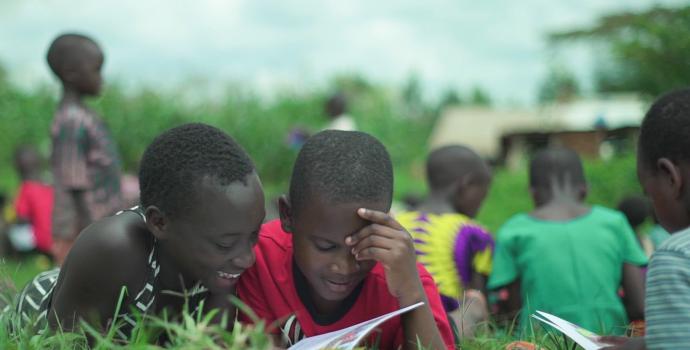 A reading club in Rwamwanja. Media Factory / Save the Children