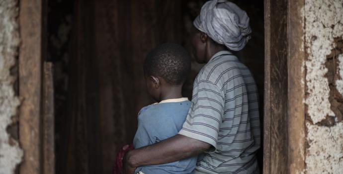 A young girl and her mother in western Uganda. Frederik Lerneryd / Save the Children