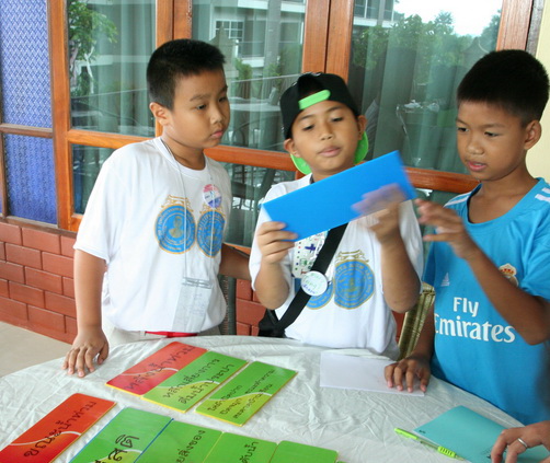 In one of the Urban DRR Youth Camp activities, Tong, 12, is discussing with friends what should be done before, during, and after floods.