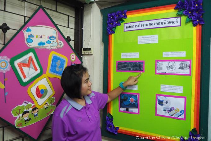 Uraiwan Sanornam, Wat Ratburana School, a computer teacher, instructs students in computer principles